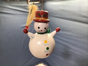 handgefertigter Vintage Schneemann Ornament aus Holz - Bild 1 von 10
