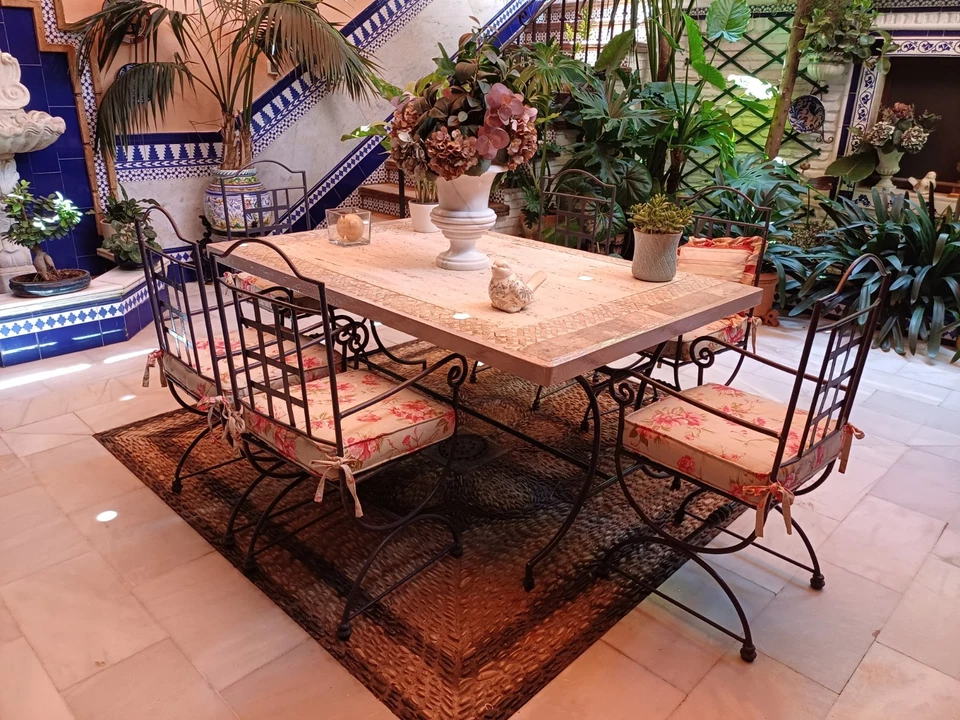 Juego de jardin de ocho sillones con cojines más mesa redonda de hierro y piedra - Imagen 1 de 4