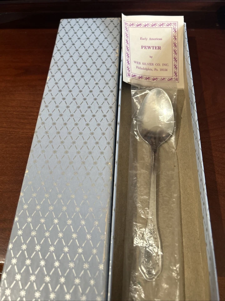 Cuchara Custom Craft USA con mango de peltre floral en relieve. Foto 1 de 4