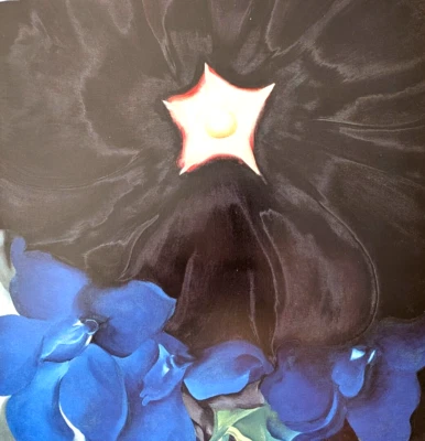 Georgia O' Keeffe BLACK HOLLYHOCK BLUE LARKSPUR Portfólio Estampa Botânica Floral - Imagem 1 de 4