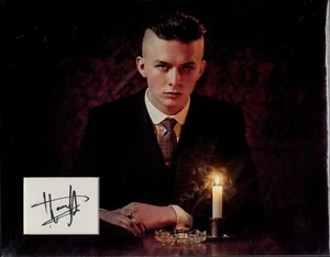 HARRY KIRTON SIGNED SMALL PEAKY BLINDERS PHOTO MOUNT (2) - Foto 1 di 1