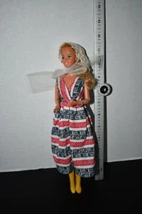 Barbie Mattel Twist & Turn 1966 rubia con corbata sombrero excelente estado - Imagen 1 de 4