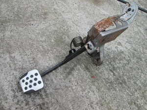 2009 NISSAN MICRA K12 MK3 3 DOOR 1.5 DCI CLUTCH PEDAL WITH BRACKET BOX - Picture 1 of 3