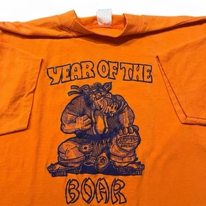 Camiseta De Colección Año del Jabalí Hombre’s L Naranja Algodón Geta Sandalias Año Nuevo Chino - Imagen 1 de 5