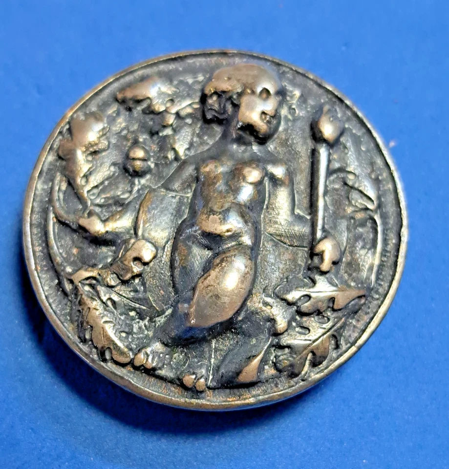 Antiguo botón ESTERLINA marcado con querubín en hojas de roble relieve elevado tachuela trasera Foto 1 de 4