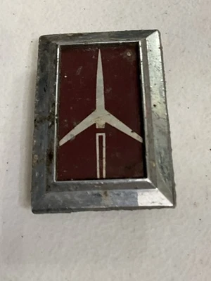 Guardabarros o emblema de maletero rojo Oldsmobile Foto 1 de 3