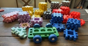 VTG Little Tikes 4” WAFFLE BLOCKS Red Blue Yellow Pastel 98 + pcs + car frame - Imagen 1 de 6