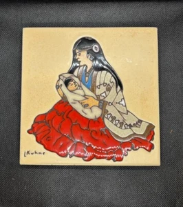 Earthtones Leone Kuhne Indianer Mutter und Kind Kunstfliese 1984 rotes Kleid - Bild 1 von 8