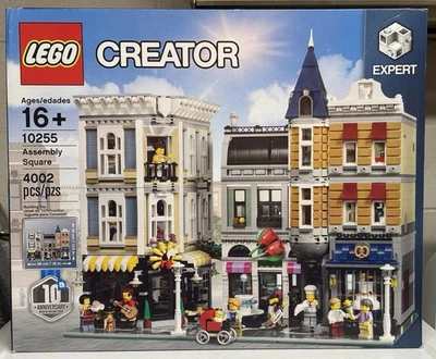 NEW LEGO Creator Expert: 10th Anniversary Modular Building 10255 Assembly Square - Image 1 of 4