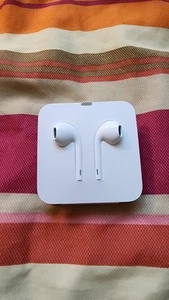 Apple EarPods with Lightning Connector In Ear Canal Headset - White - Zdjęcie 1 z 4