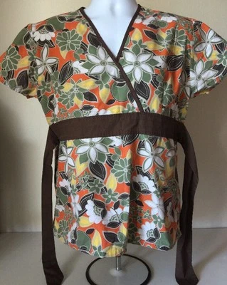 Blusa Médica Para Mujer MG Medgear Manga Corta Talla Pequeña Flores Foto 1 de 4