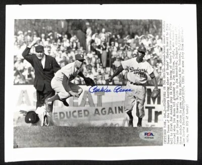 Foto de prensa firmada/automática de Pee Wee Reese de la corte 8x10 1955 Dodgers PSA/DNA 195464 Foto 1 de 2