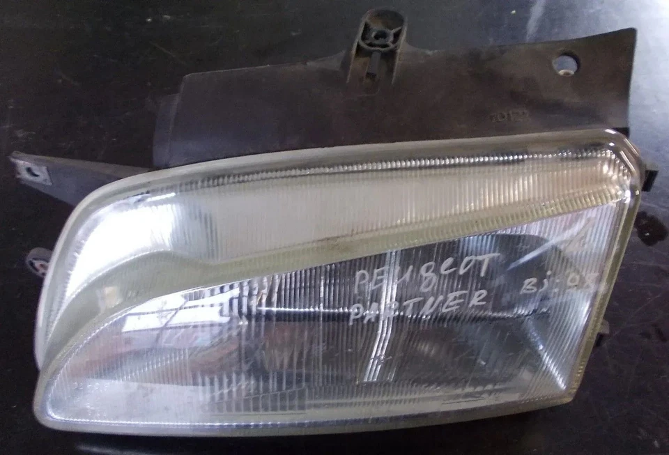 Peugeot Partner Headlight Left With Lwr Year 1998 - Image 1 of 1