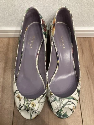 Zapatos de salón de cuña florales Gucci punta abierta blancos EE. UU. 5,5 excelentes usados sin caja Foto 1 de 4