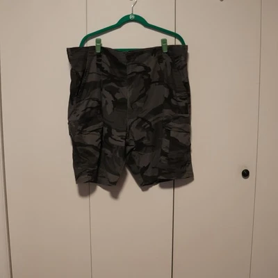 Wrangler Green Camo Cargo Shorts Men’s Size 42 Summer Casual Shorts Pockets - Image 1 of 4