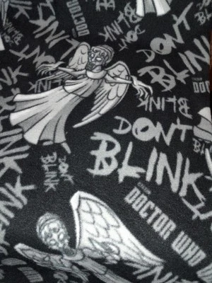 Doctor Who, Weeping Angels, Dont Blink 60 x 53 дюйма флисовая ткань серая на черном пледе - Изображение 1 из 4