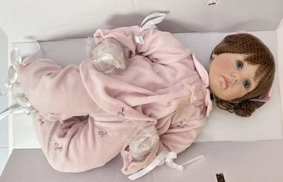 Muñeca Artistas 2007 “Fe” Por Charisma Marca 16” En Posición de Oración Hora de Dormir Foto 1 de 4