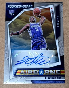 2021-22 Panini Chronicles Rookies and Stars Airborne De’Aaron Fox Auto 77/99 - Bild 1 von 2