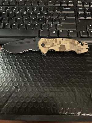 War Tech 数字迷彩棕褐色折叠刀部分锯齿刀片 — 第 1/3 张图片