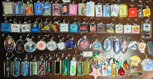 Llaveros de viaje vintage años 70 80 90 enorme lote 70 piezas - Imagen 1 de 5