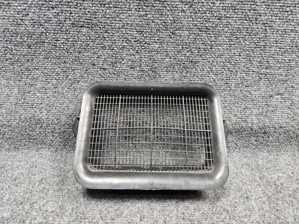 2015-2018 奥迪 Q3 四轮车前右侧机舱空气输入屏幕原始设备制造商 — 第 1/4 张图片