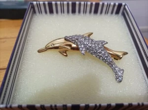 SWAROVSKI SPILLA DELFINI GRANDEZZA 6CM COLOR ORO E ARGENTO - Foto 1 di 3