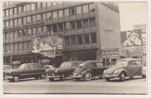 Escena callejera de Berlín Occidental de la década de 1950: autos clásicos, glamour cinematográfico y nostalgia urbana - Imagen 1 de 7