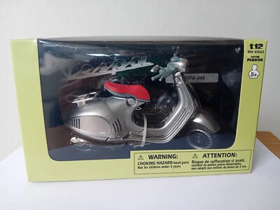 VESPA 946 argento SILVER 1:12 New Ray NewRay Moto Scooter Die Cast Modellino - Immagine 1 di 3