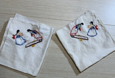 Vintage 2 pañuelos cuadrados, pañuelo, bordado 2 niñas jugando en una esquina 8,5" Foto 1 de 4