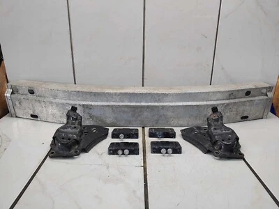 Refuerzo de parachoques delantero Subaru Outback 2006 con soportes de montaje Foto 1 de 4