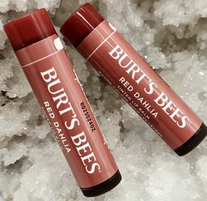 🌺 Bálsamo labial tintado Burt’s Bees - Dalia roja | Color natural + cuidado nutritivo 2ct - Imagen 1 de 10