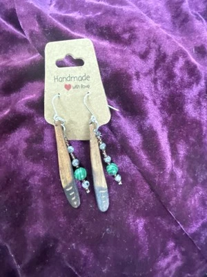 Pendientes artesanales de madera de teca y vibrante piedra preciosa verde, malaquita, cuentas Foto 1 de 3