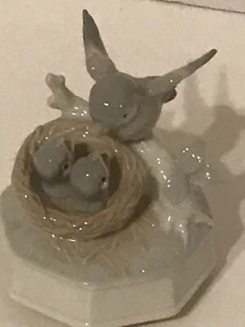 Vintage Otagiri Porcelain Blue Bird Family In Nest Figural Turning Music Box - Picture 1 of 8