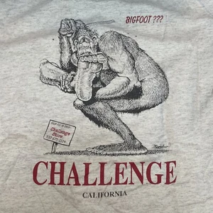Maglietta Y2K Vintage Bigfoot Challenge Store California Uomo Grande Grigio Erica Fumetto - Foto 1 di 7