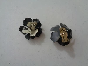 Vintage Black + White Metal Flowers Clip Earrings D9 - Picture 1 of 6