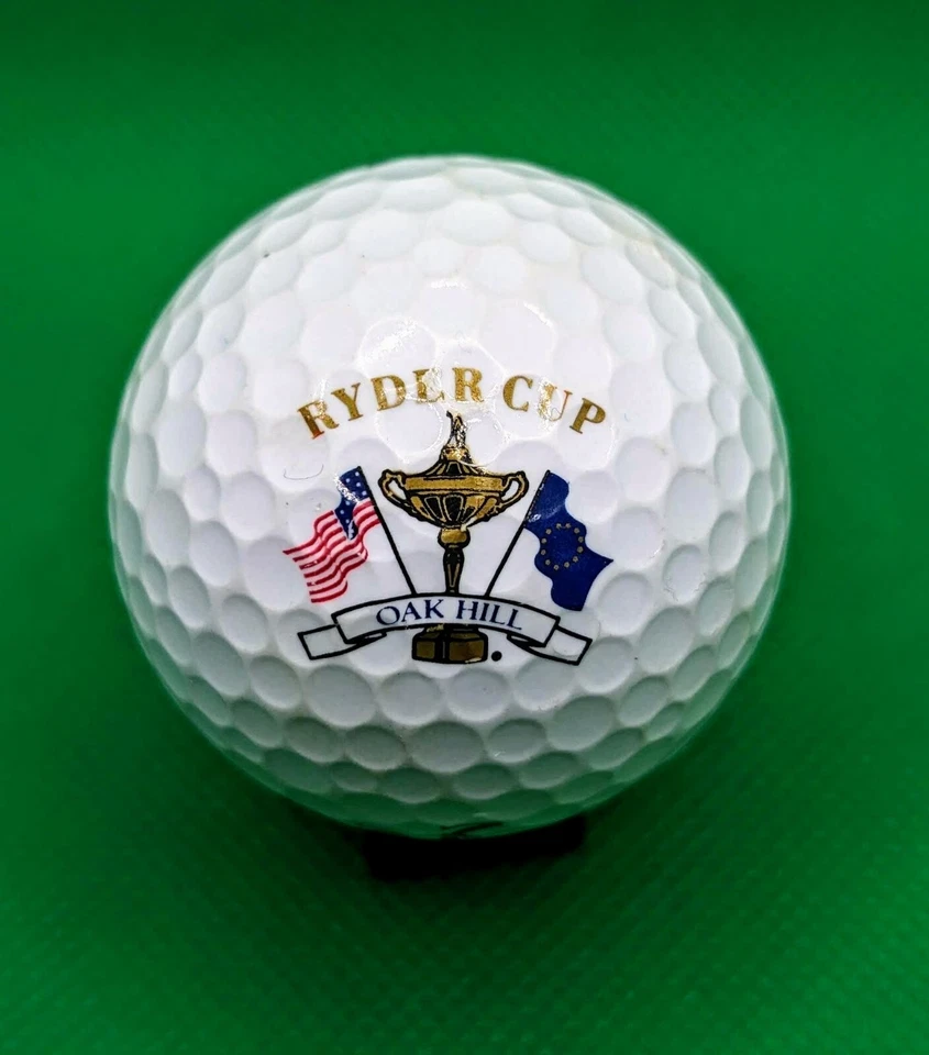 Pelota de golf Ryder Cup at Oak Hill logo (Nueva York) Foto 1 de 1