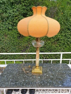 Ancienne lampe à pétrole avec son abat-jour  - Photo 1/4