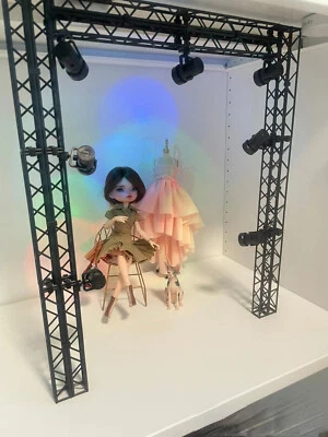 1:6 Dollhouse Miniature 1:12 Scale 11.5" Doll Photo Studio Stage Lights Soldiers - Image 1 of 4