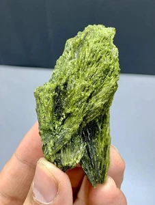 Cristal Epidota Verde Natural de Pakistán - 38 gramos - Imagen 1 de 4