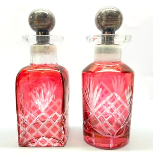 2er Set Vintage Tschechisch Böhmisch Preiselbeere Geschliffen Glas Parfüm Flaschen Metall Stopfen - Bild 1 von 24