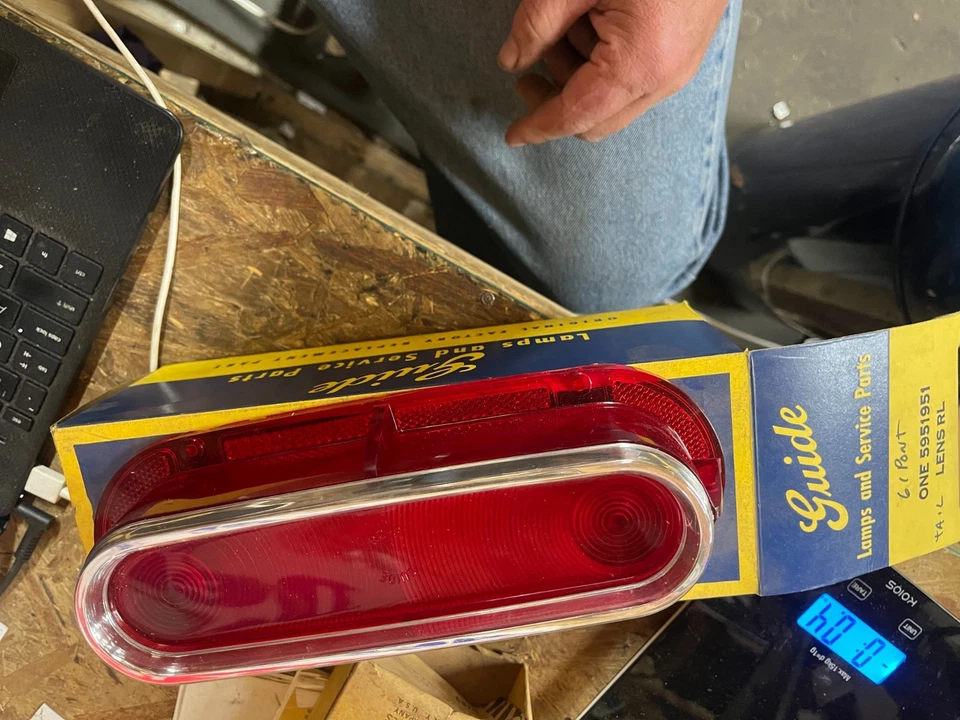 1961 庞蒂亚克 Catalina NOS 尾灯镜头 5951951 — 第 1/1 张图片