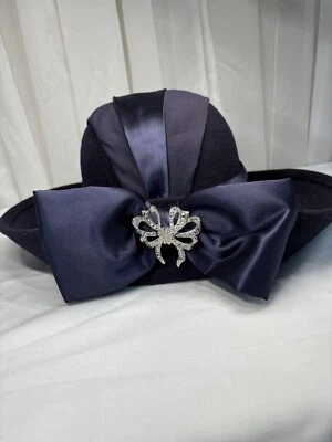 "Pin Whittall & Shon para mujer azul lana estrás 22,5"" talla cabeza lana fieltro arco" Foto 1 de 4