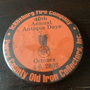 Prendedor de colección Ickesburg Fire Company antiguos días antiguos coleccionistas de hierro 2002 PA  - Imagen 1 de 4