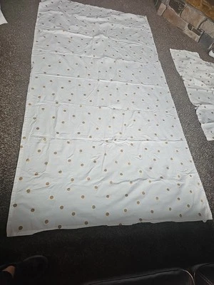 Mantel KATE SPADE (106x57) 8 servilletas blancas con lunares dorados par manchas débiles Foto 1 de 4