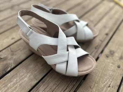 Женские пляжные сандалии Clarks модель Giselle на танкетке. Белый. Женский размер 9. - Изображение 1 из 4