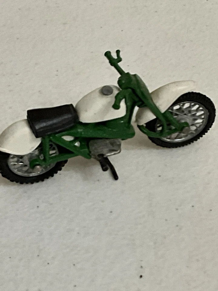 Guardabarros de plástico fundido a presión y marco de metal para motocicleta de colección sin marca Foto 1 de 4