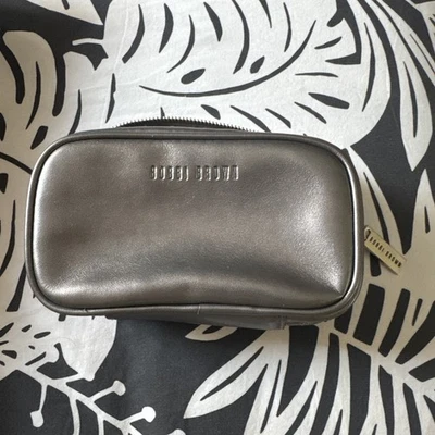 Estuche de maquillaje Bobby marrón plateado metálico  Foto 1 de 4