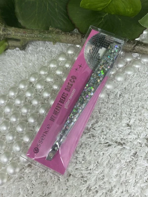 essence Limited Edition My Heart Beats Disco Eyebrow Glitter Tweezer Pinzette - Bild 1 von 3