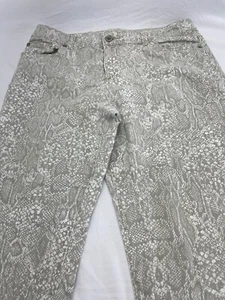 Pantalones de mezclilla Chico’s Platinum, talla 1,5 gris estampado de serpiente - Imagen 1 de 11