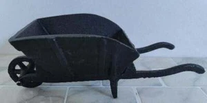 Carretilla de hierro fundido negra vintage de dos piezas de 9" en miniatura barril de rueda de juguete - Imagen 1 de 4